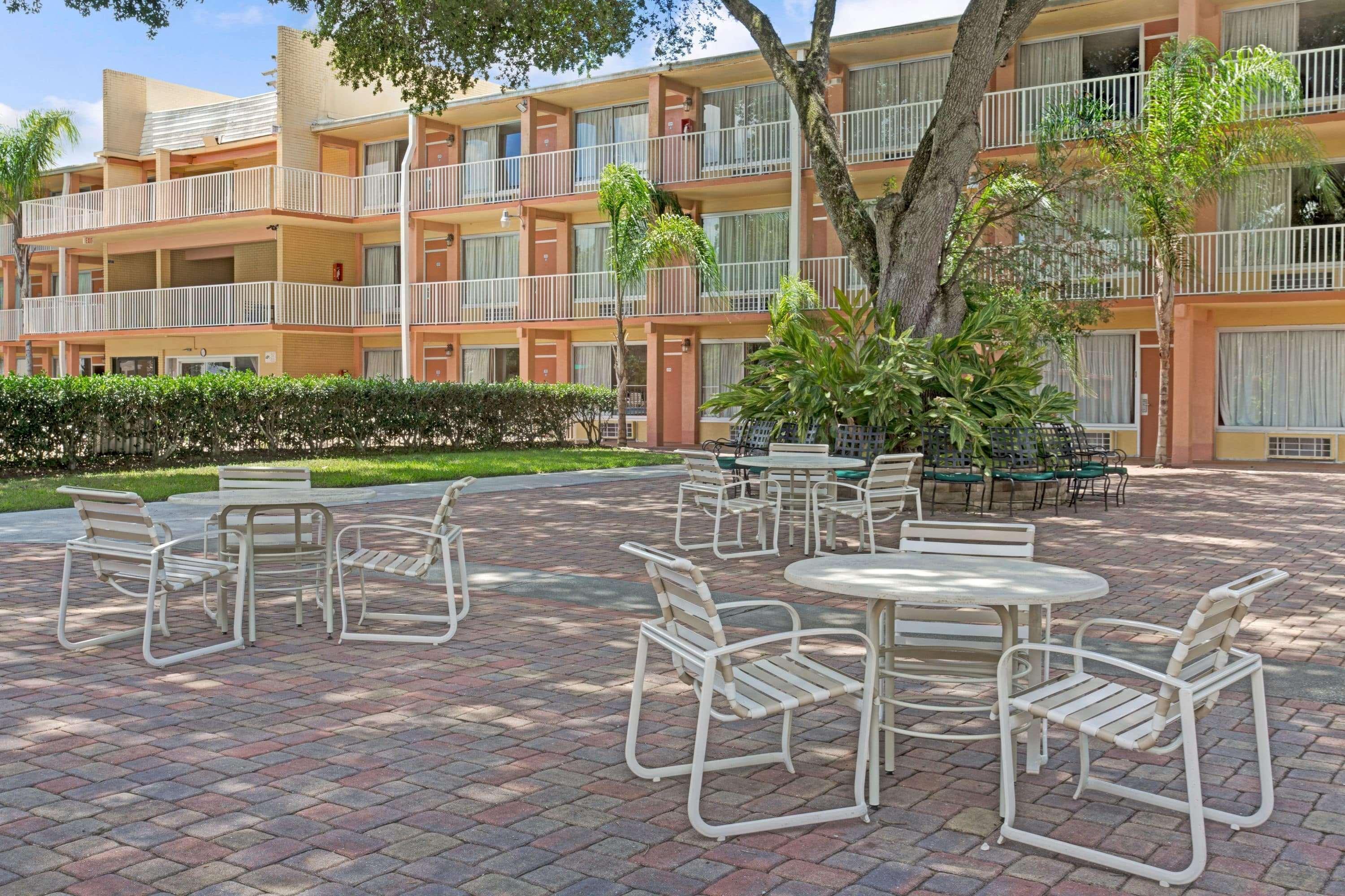Howard Johnson By Wyndham Tropical Palms Kissimmee Exterior foto